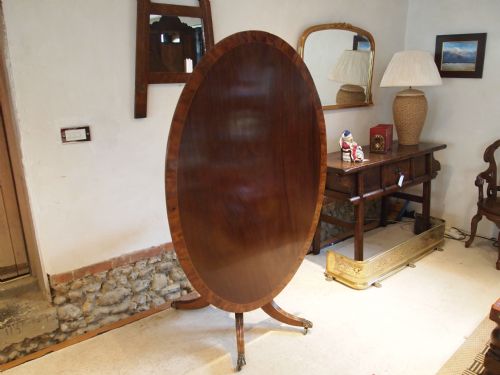 fig 4. Table Regency Mahogany and figured Yew dining breakfast looe tilt top c1820