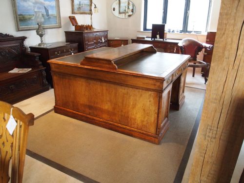 fig 2. Desk Gillows of Lancaster Victorian Oak partners desk c1895 Westminster council