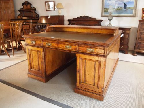 fig 3. Desk Gillows of Lancaster Victorian Oak partners desk c1895 Westminster council