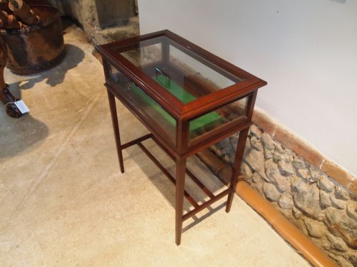 fig 1. Table display bijouterie Edwardian Mahogany c1900
