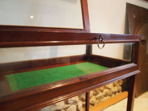 fig 2. Table display bijouterie Edwardian Mahogany c1900