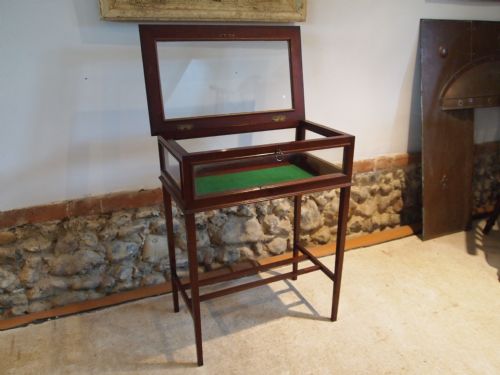 fig 3. Table display bijouterie Edwardian Mahogany c1900