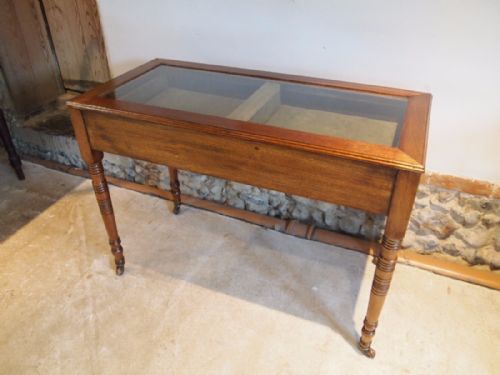 fig 3. Table display bijouterie Victorian Walnut c1880