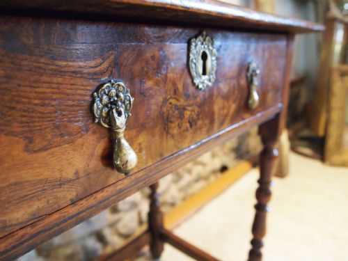 TABLE VERY RARE STUNNING BURR ELM QUEEN ANNE LOWBOY C1700 - ADDITIONAL PHOTO 3