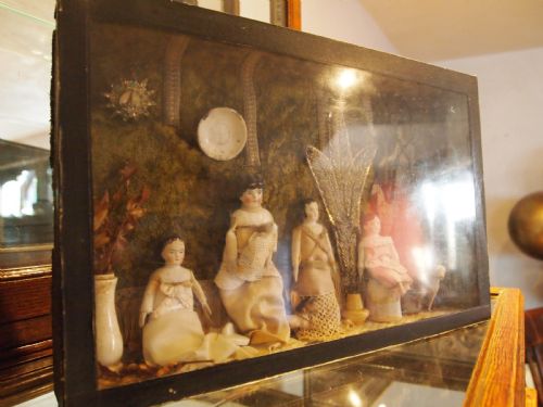 DIORAMA WOUNDERFUL EARLY VICTORIAN FOLK ART FAMILY C1840 - ADDITIONAL PHOTO 2