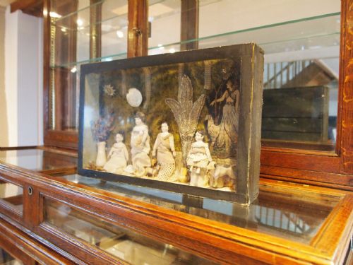 DIORAMA WOUNDERFUL EARLY VICTORIAN FOLK ART FAMILY C1840 - ADDITIONAL PHOTO 9