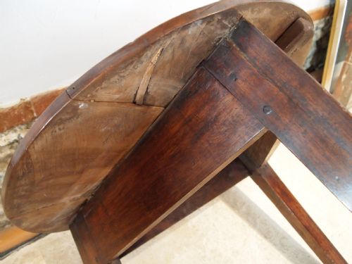 TABLE RARE VICTORIAN CHERRY CRICKET OR TAVERN TABLE C1850 - ADDITIONAL PHOTO 6