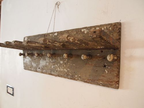 COAT AND BOOT RACK RARE 18TH CENTURY ELM PRIMITIVE C1740 - ADDITIONAL PHOTO 9