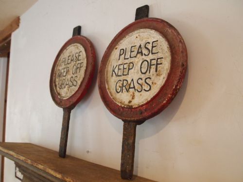 SIGNS PAIR HEAVY VICTORIAN CAST IRON KEEP OFF THE GRASS C1880 - ADDITIONAL PHOTO 5