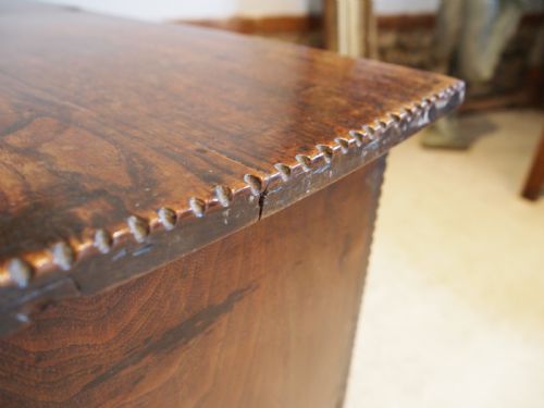 COFFER CHEST OR TRUNK RARE SMALL SIX PLANK ELM 17TH CENTURY C1690 - ADDITIONAL PHOTO 2