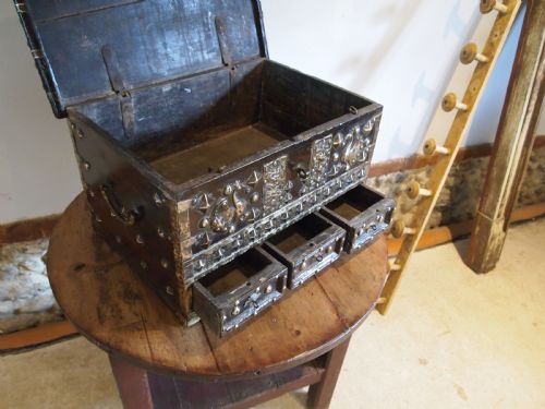 CHEST RARE SMALL 18TH CENTURY ZANZIBAR MARRIAGE CHEST C1740 - ADDITIONAL PHOTO 6