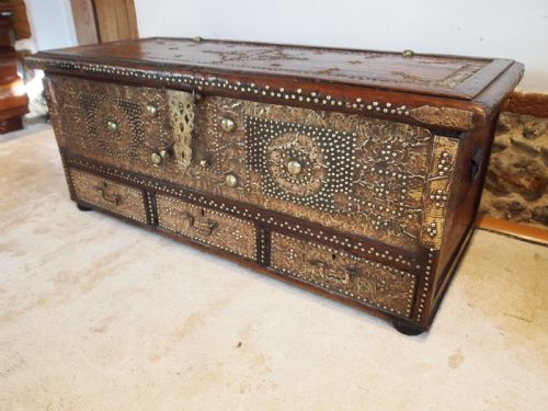 RARE OUTSTANDING ZANZIBAR CHEST PADOUK VICTORIAN PERIOD C1850 - ADDITIONAL PHOTO 2