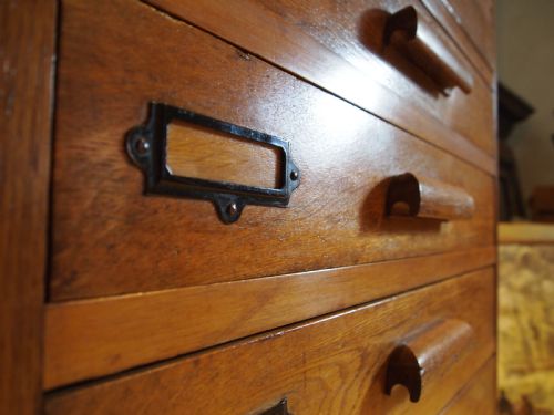 COLLECTORS CHEST OF DRAWERS HEALS STYLE RARE GRADUATED OAK C1930 - ADDITIONAL PHOTO 1
