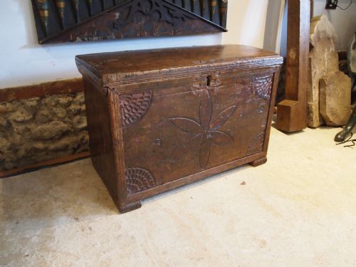CHEST VERY RARE 17TH CENTURY PINE COFFER C1690 - ADDITIONAL PHOTO 2