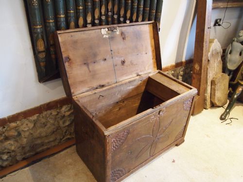 CHEST VERY RARE 17TH CENTURY PINE COFFER C1690 - ADDITIONAL PHOTO 5