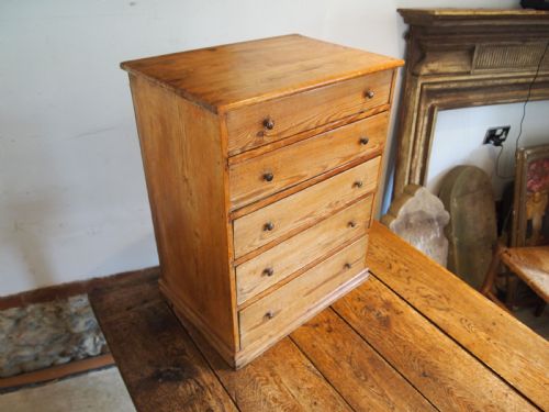 CHEST OF DRAWERS COLLECTORS PINE C1910 - ADDITIONAL PHOTO 1