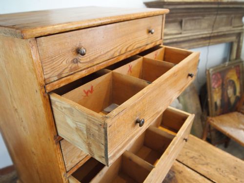 CHEST OF DRAWERS COLLECTORS PINE C1910 - ADDITIONAL PHOTO 4