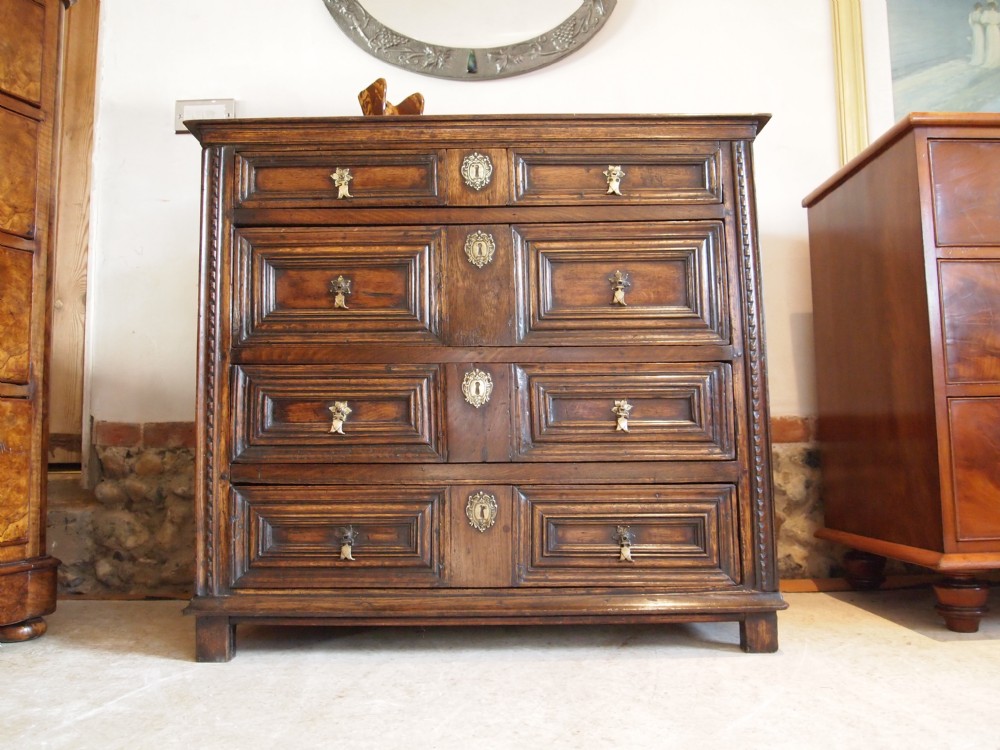 Chest of drawers Oak Queen Anne compact size c1700