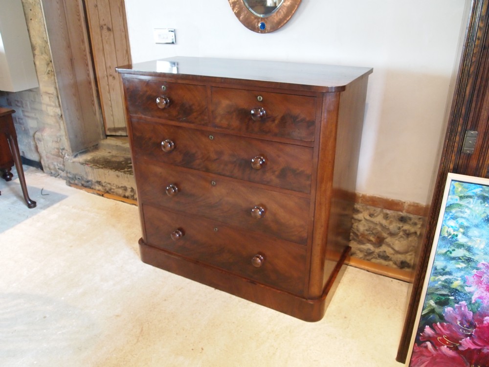 Chest of drawers fine quality early Victorian flame and figured Mahogany c1850