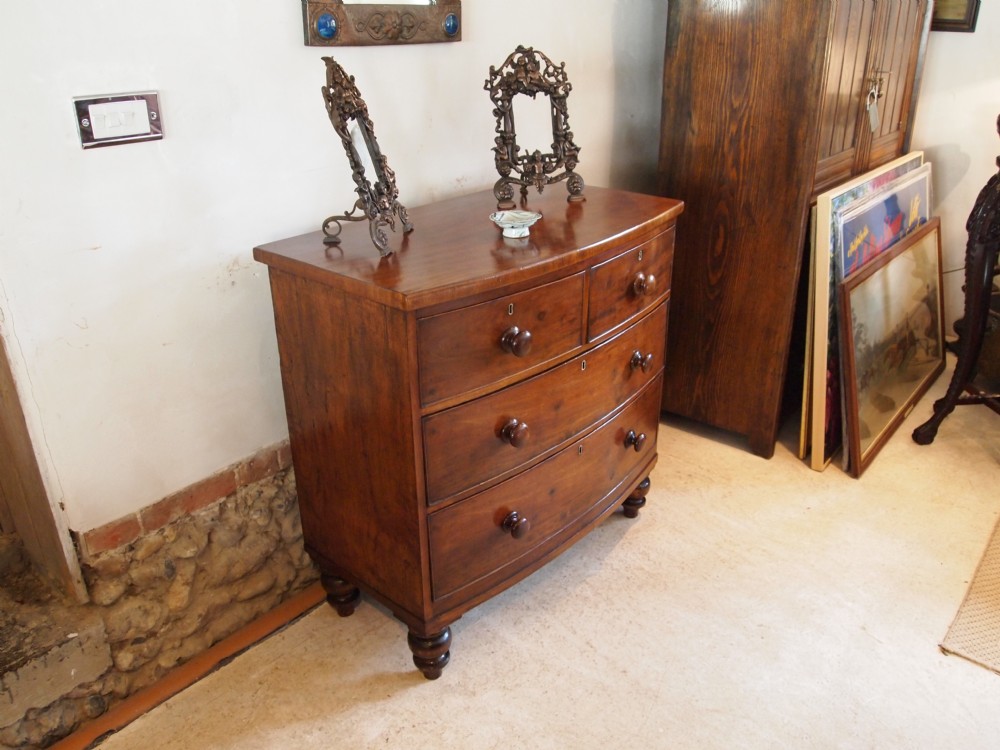Chest of drawers compact George III Mahogany bow front only 35 inches wide c1800