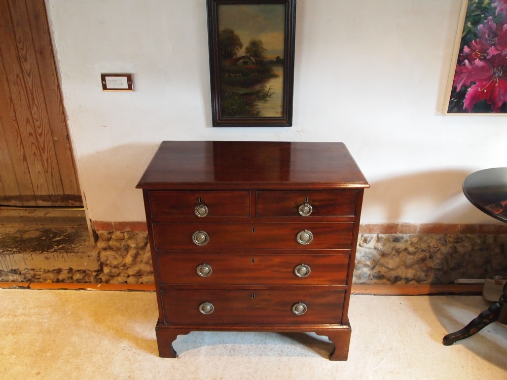 Chest of drawers fine quality George III Mahogany compact size c1800