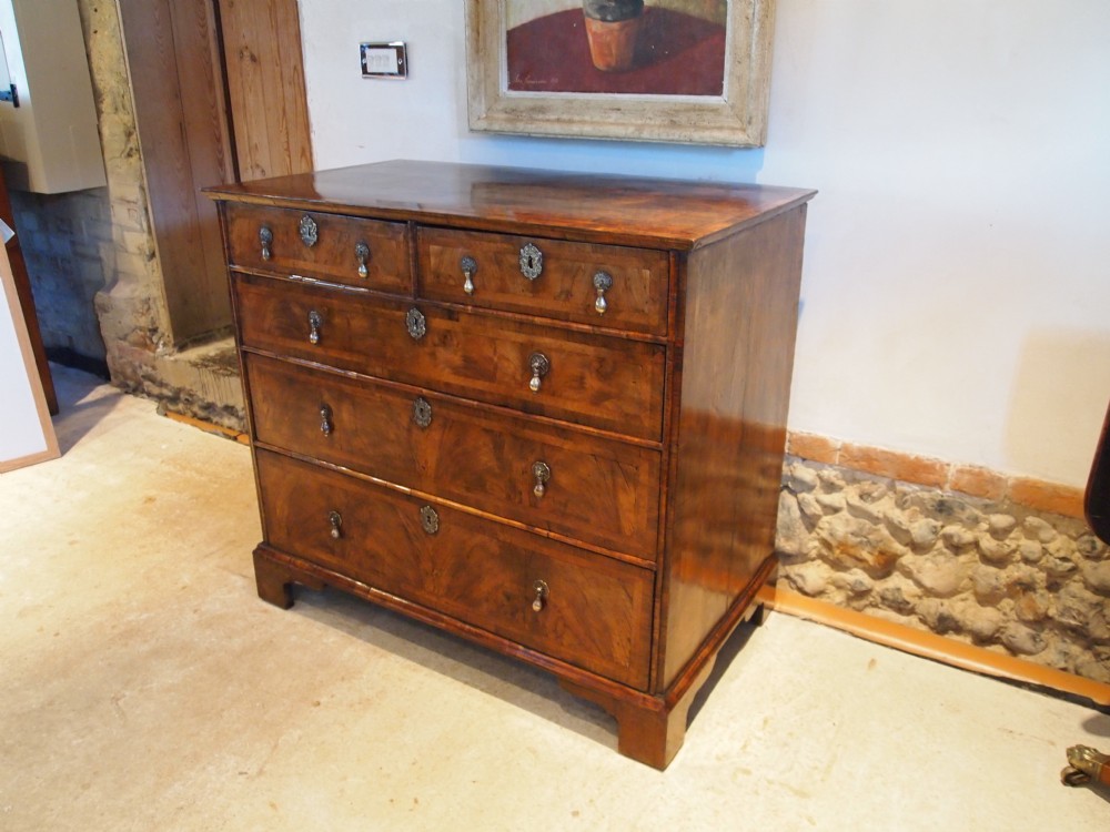 Chest of Drawers Superb George II feather banded Walnut chest c1730  