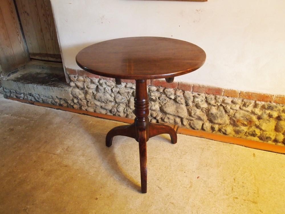Table fine quality George III Cuban Mahogany lamp side or wine table c1790