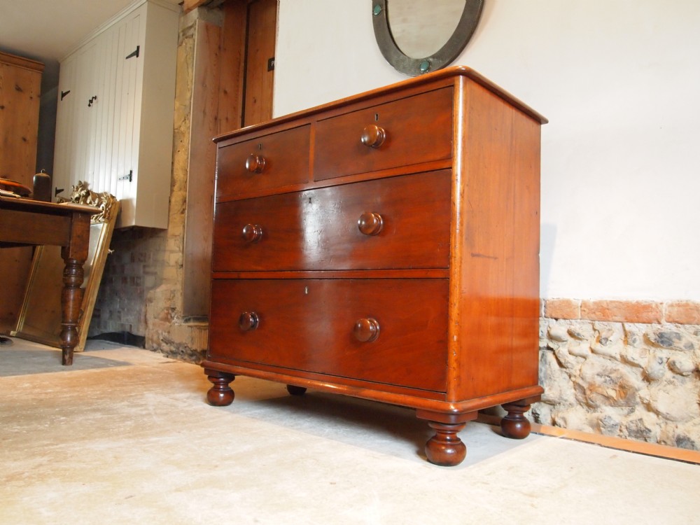 Chest of drawers Victorian Mahogany small size c1860
