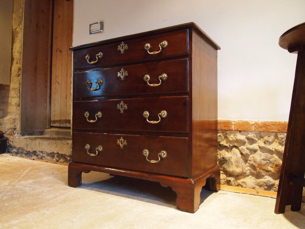 Chest of drawers V small George III Mahogany c1790