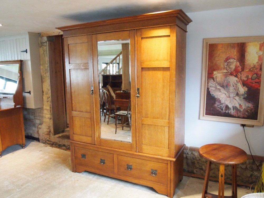 Wardrobe Arts and Crafts fine quality Oak c1900