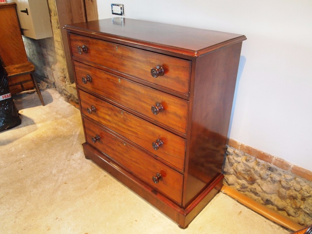 Chest of drawers Fine quality Victorian Mahogany c1850