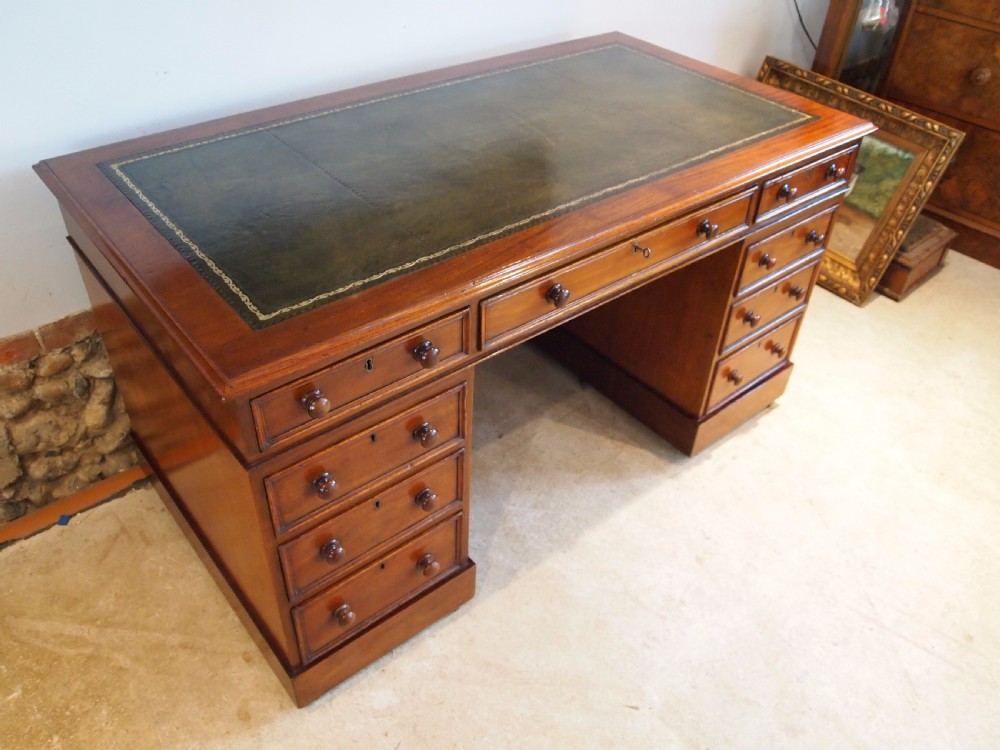 Desk fine Victorian Mahogany pedestal desk c1860