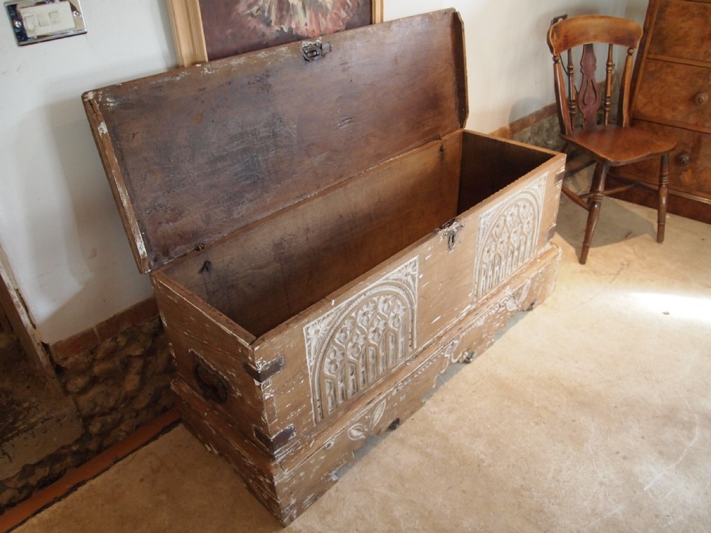 Coffer chest blanket box Spanish Walnut c1700 View VII