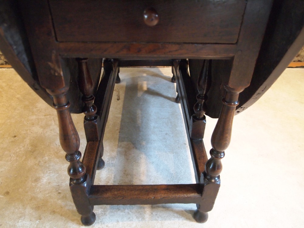 Table Queen Anne Oak gate leg dining table c1700 View III