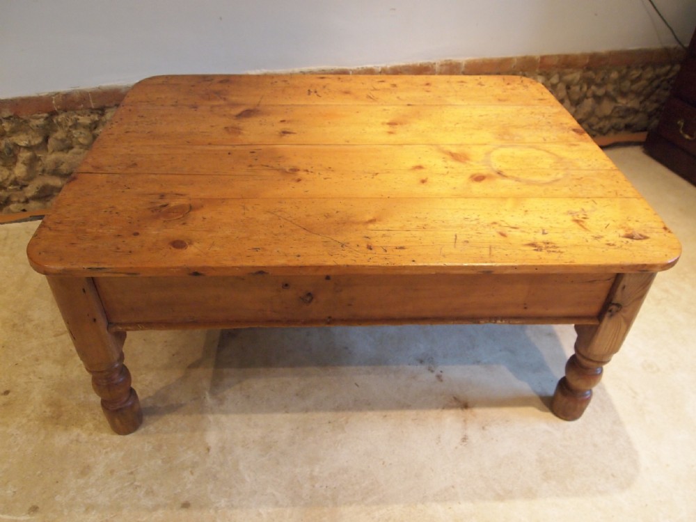 Table Coffee table Victorian Pine c1880 View III