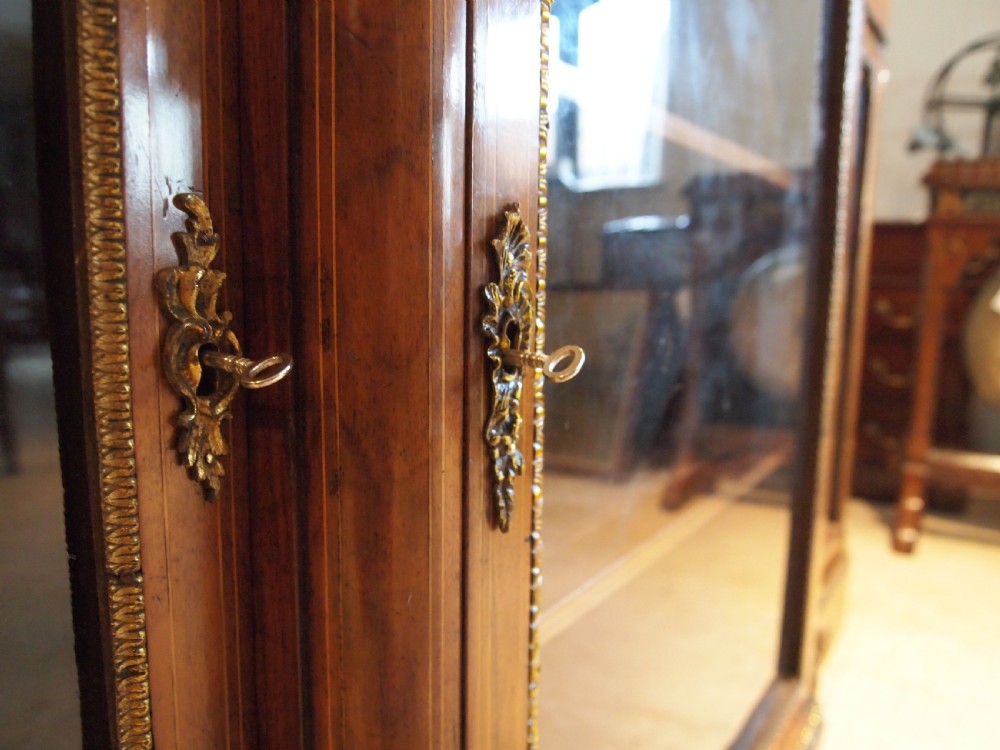Bookcase credenza display Fine Victorian Walnut c1850 View III
