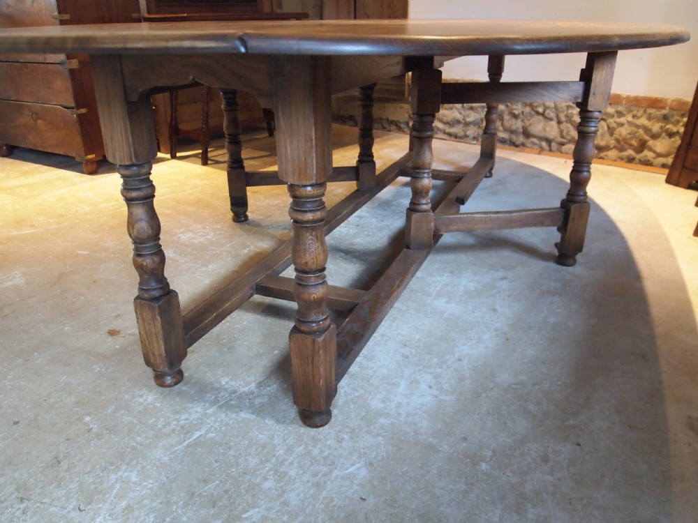 Table large wake hunt dining table Oak seats 10-12 c1920 View IV