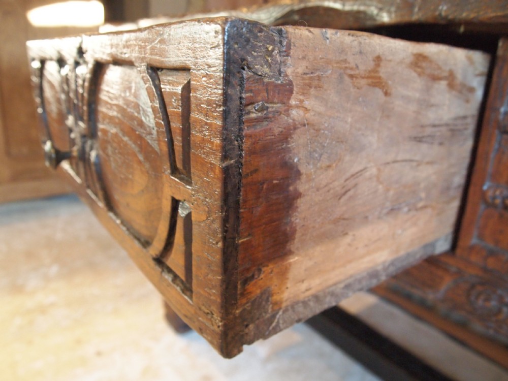 Table Spanish Oak and Chestnut dresser 17th century c1650 View VII