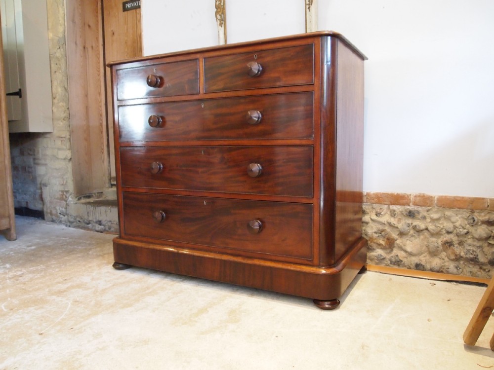 Chest of drawers stunning early Victorian Mahogany c1850