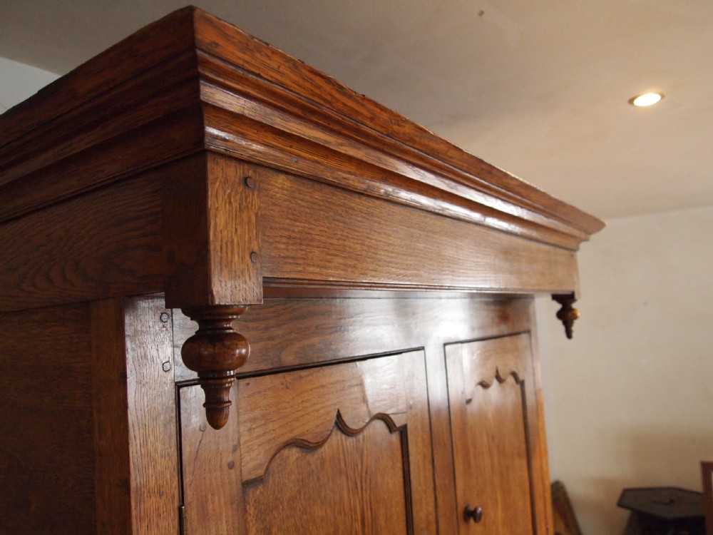 Cupboard dresser stunning Welsh Oak Cwpwrdd Deuddarn c1800 View III
