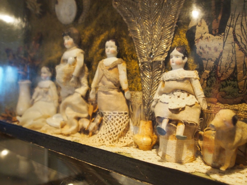 Diorama wounderful early Victorian folk art family c1840 View VI
