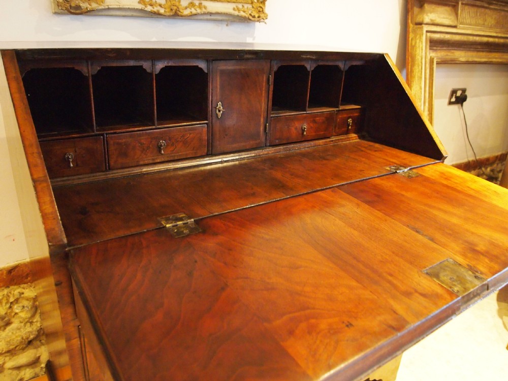 Bureau stunning George I Walnut feather banded desk small c1720 View VII