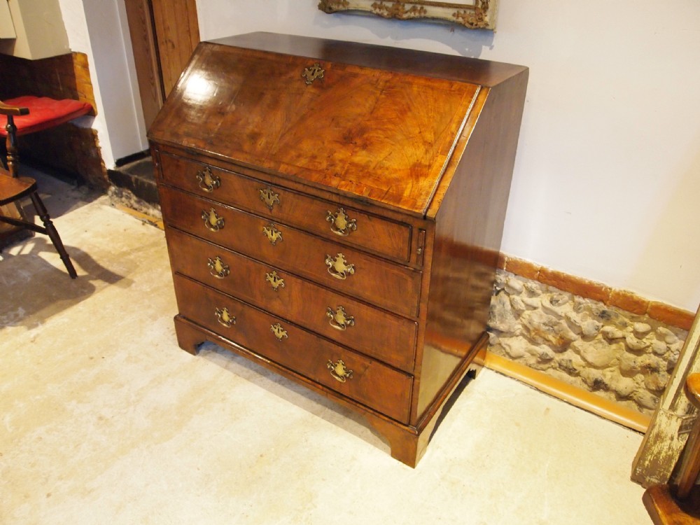 Bureau stunning George I Walnut feather banded desk small c1720 View XII