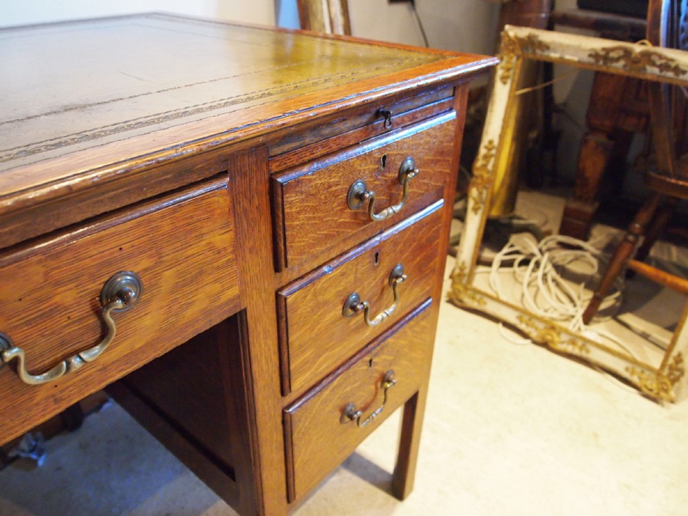 Desk fine quality Edwardian Oak large kneehole c1910 View VIII