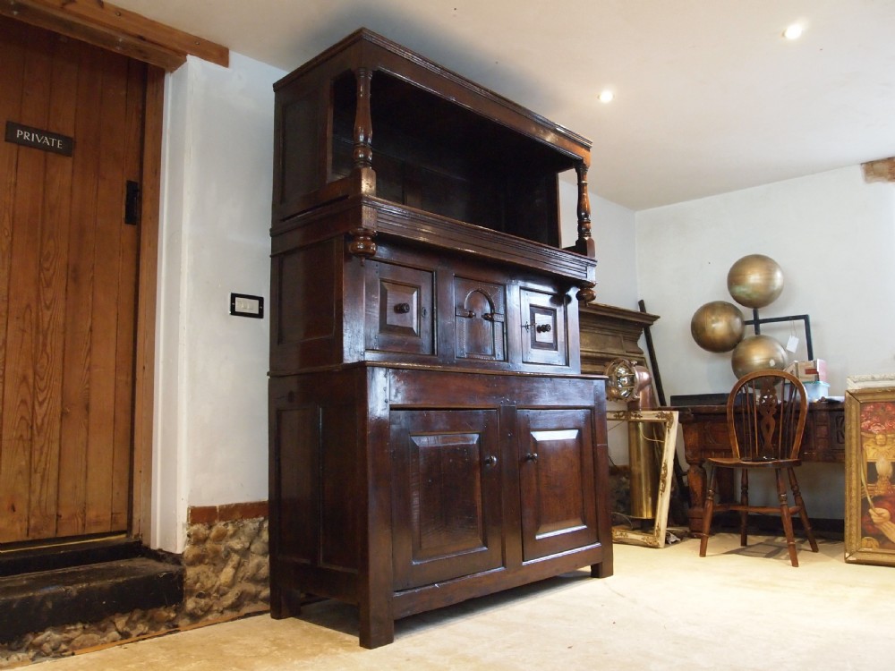 Cupboard stunning Welsh Oak Cwpwrdd Tridarn c1700