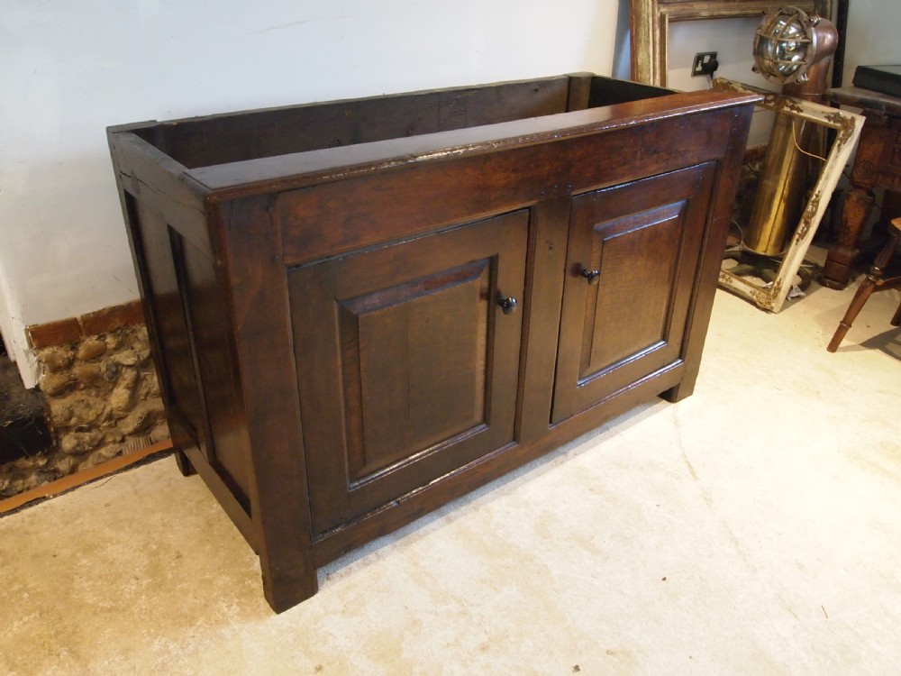Cupboard stunning Welsh Oak Cwpwrdd Tridarn c1700 View II