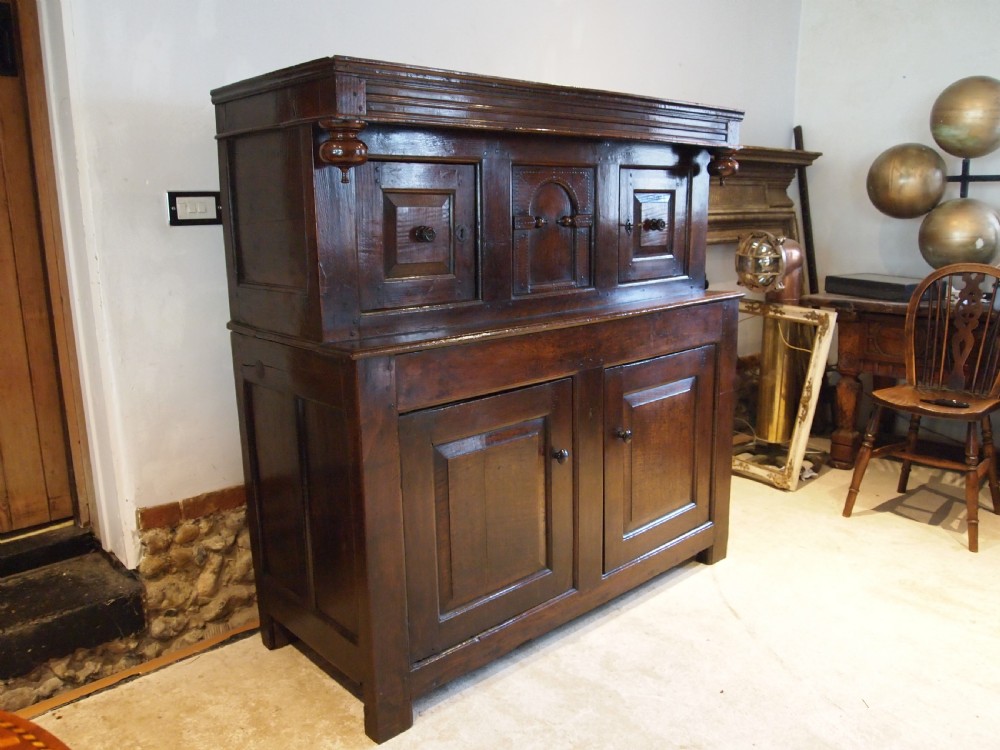 Cupboard stunning Welsh Oak Cwpwrdd Tridarn c1700 View III