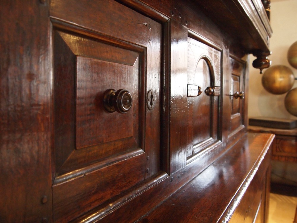 Cupboard stunning Welsh Oak Cwpwrdd Tridarn c1700 View VI
