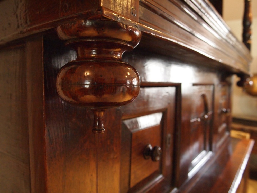 Cupboard stunning Welsh Oak Cwpwrdd Tridarn c1700 View VII
