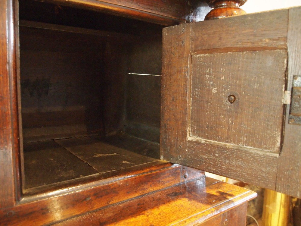 Cupboard stunning Welsh Oak Cwpwrdd Tridarn c1700 View IX
